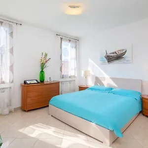Apartment Convenient In, Venice